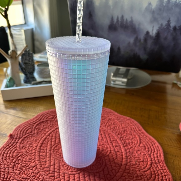 New Starbucks 2022 Venti 24 oz iridescent frosted white Tumbler. - Picture 4 of 4